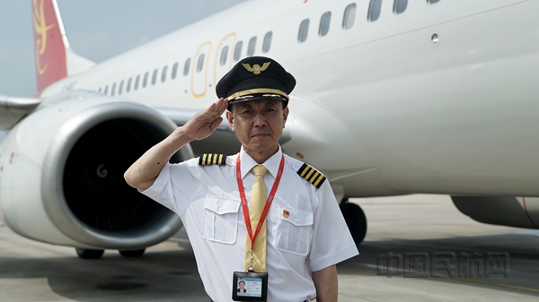 附图2:”最美海航奋斗者“长安航空飞行部党总支书记、机队队长杨从建_副本.jpg 附图2:”最美海航奋斗者“长安航空飞行部党总支书记、机队队长杨从建_副本.jpg