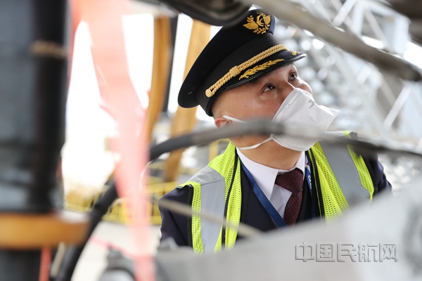 执飞航班前正在细致检查飞机的刘明甫-东航飞行部供图_副本.jpg