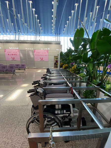 服务区为有需要的旅客准备的轮椅-东航地服供图_副本.jpg