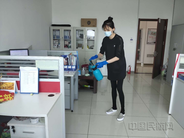 附图1:海南航空大连分公司工作人员对办公区域进行日常消毒杀菌_副本.jpg 附图1:海南航空大连分公司工作人员对办公区域进行日常消毒杀菌_副本.jpg