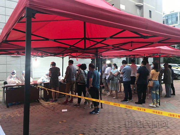附图1:海南航空大连分公司员工在社区进行核酸检测_副本.jpg 附图1:海南航空大连分公司员工在社区进行核酸检测_副本.jpg