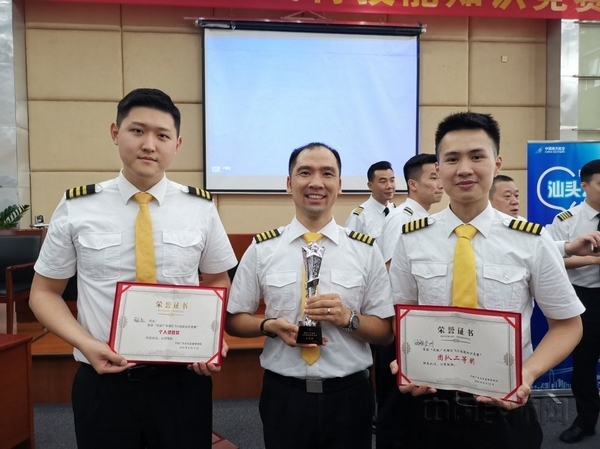 nEO_IMG_附图2:海南航空参赛飞行员队伍荣获团体二等奖及个人优胜奖