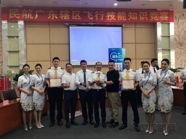 nEO_IMG_附图3:海南航空参赛飞行员代表与空乘代表合影留念