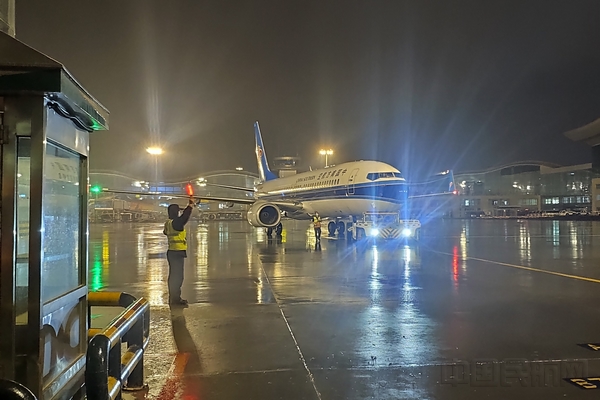 疫情期间接连大雨，但航线部的干部员依然坚守在机坪上.jpg