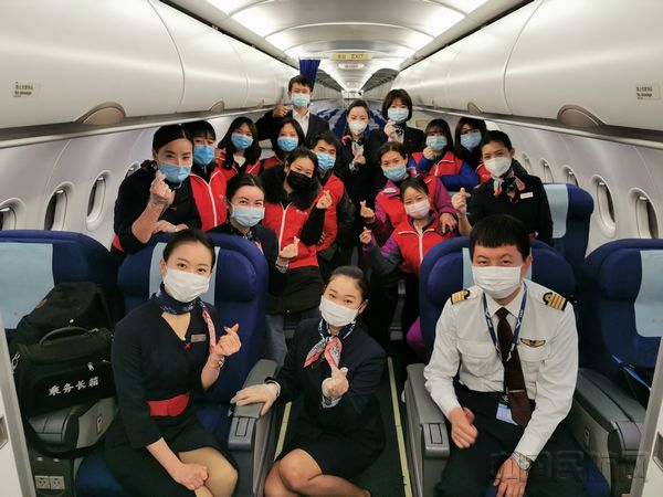 航班机组成员与援鄂医护人员合影.jpg 航班机组成员与援鄂医护人员合影.jpg