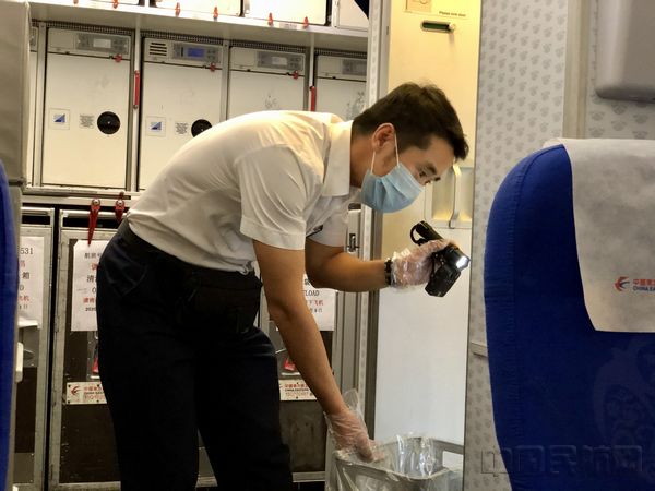 东航江西安全员在做安全清舱.jpg 东航江西安全员在做安全清舱.jpg