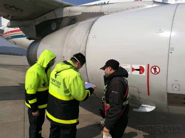 机务师傅检查飞机.jpg 机务师傅检查飞机.jpg