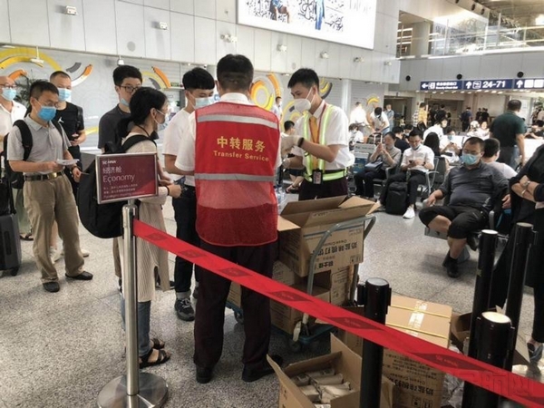 附图1:中转特服员工派发延误餐食(摄影:耿阳).jpg 附图1:中转特服员工派发延误餐食(摄影:耿阳).jpg