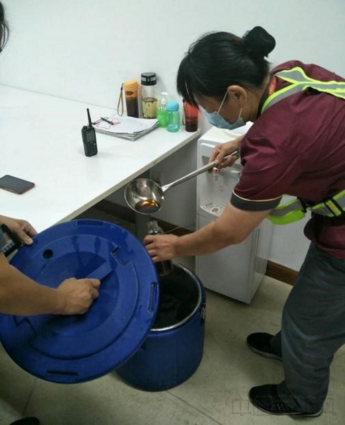 附图2:客舱清洁队员工盛姜糖水驱寒(摄影:周影影).jpg 附图2:客舱清洁队员工盛姜糖水驱寒(摄影:周影影).jpg