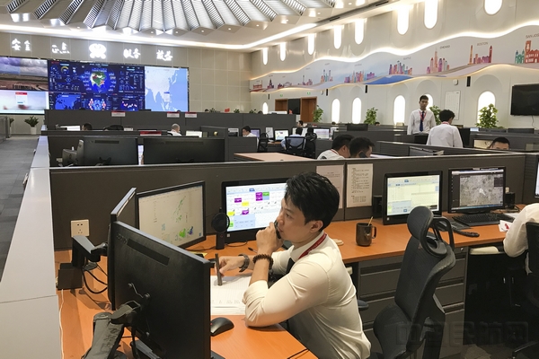 附图2:海南航空AOC签派员密切监控航班运行情况.jpg 附图2:海南航空AOC签派员密切监控航班运行情况.jpg