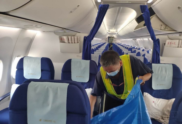 东航武汉客舱清洁作业现场-余海峰、郑树喜摄.jpg