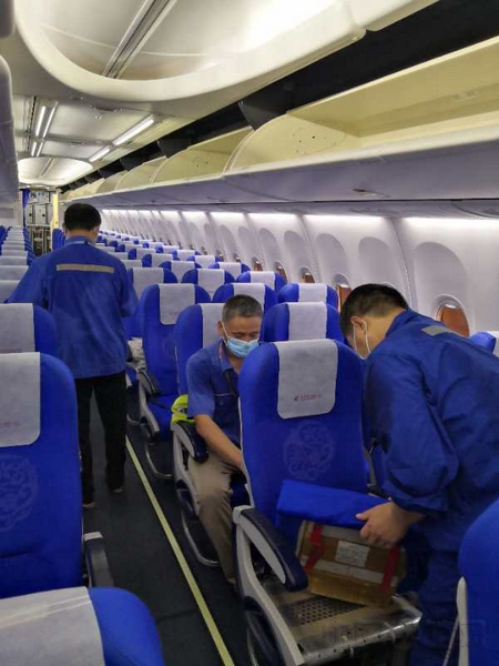 东航武汉客舱清洁作业现场-2-余海峰、郑树喜摄.jpg