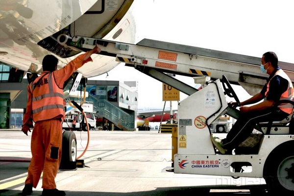 东航云南传送车驾驶员进行行李传送.jpg