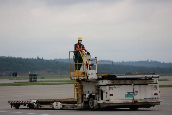 东航云南平台车驾驶员保障航班装卸.jpg
