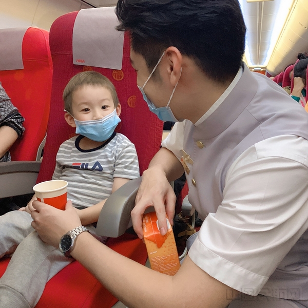 附图3:海南航空乘务员为休息的小旅客单独提供饮品并互动.jpg 附图3:海南航空乘务员为休息的小旅客单独提供饮品并互动.jpg