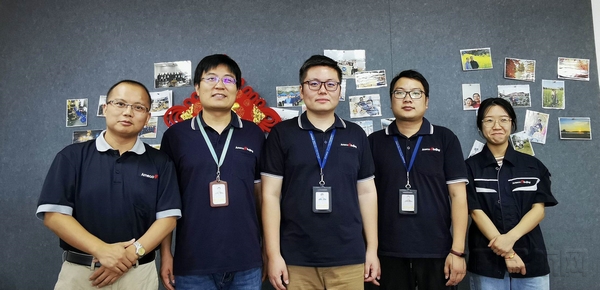 上图为:拖行轮挡设计小组成员合影.jpg 上图为:拖行轮挡设计小组成员合影.jpg