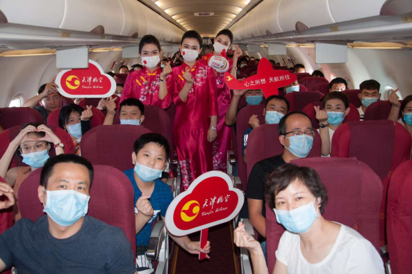 图五 乘务员与全体旅客合影.png 图五 乘务员与全体旅客合影.png