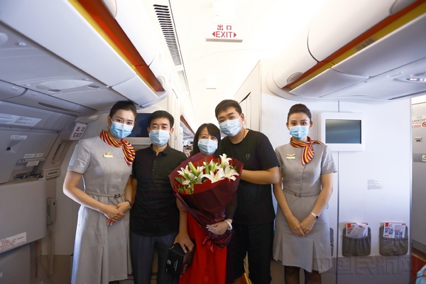 图片1三万英尺的浪漫求婚 首都航空携手京东旅行为乘客兑现迟到28年的承诺.jpg 图片1三万英尺的浪漫求婚 首都航空携手京东旅行为乘客兑现迟到28年的承诺.jpg