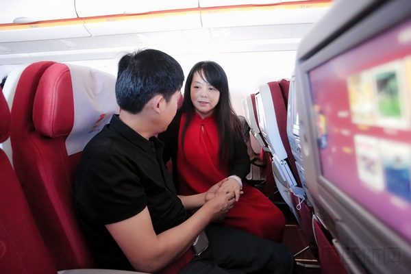 图片2三万英尺的浪漫求婚 首都航空携手京东旅行为乘客兑现迟到28年的承诺.jpg 图片2三万英尺的浪漫求婚 首都航空携手京东旅行为乘客兑现迟到28年的承诺.jpg