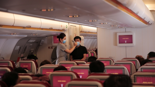 图片3三万英尺的浪漫求婚 首都航空携手京东旅行为乘客兑现迟到28年的承诺.jpg 图片3三万英尺的浪漫求婚 首都航空携手京东旅行为乘客兑现迟到28年的承诺.jpg