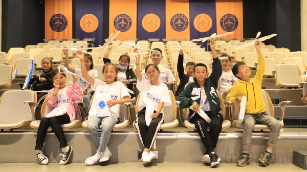 学习航空科普知识的孩子们-尹一平摄.jpg 学习航空科普知识的孩子们-尹一平摄.jpg