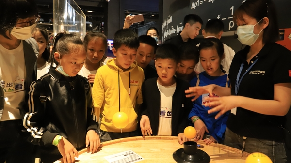 孩子们在博物馆学习航空知识-尹一平摄.jpg 孩子们在博物馆学习航空知识-尹一平摄.jpg