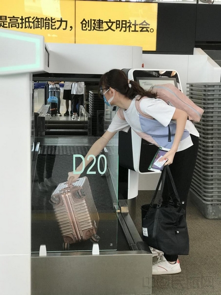 附图1:旅客正在办理自助托运手续(摄影:朱思思).jpg 附图1:旅客正在办理自助托运手续(摄影:朱思思).jpg