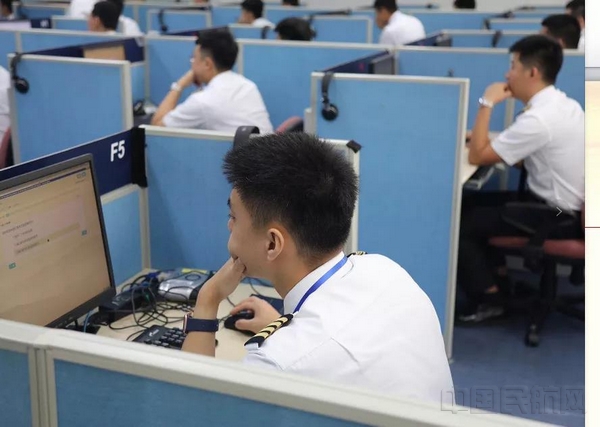 飞行学员在考试中心做线上测试飞行学员在考试中心做线上测试.jpg 飞行学员在考试中心做线上测试飞行学员在考试中心做线上测试.jpg
