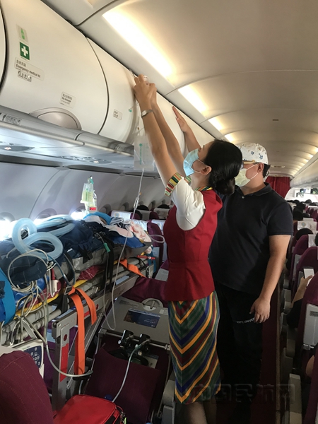乘务员向陪护医生提供帮助_副本.jpg 乘务员向陪护医生提供帮助_副本.jpg