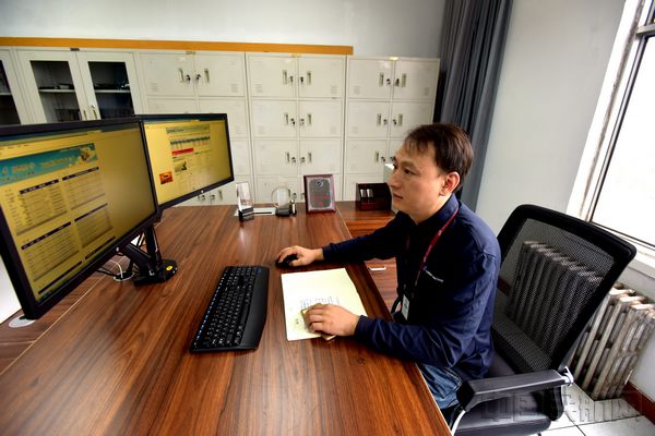 巴翔正在利用大数据监控发动机性能参数.jpg 巴翔正在利用大数据监控发动机性能参数.jpg