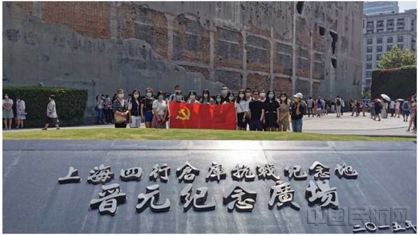 在四行仓库参观的金鹏党员-金鹏供图.jpg