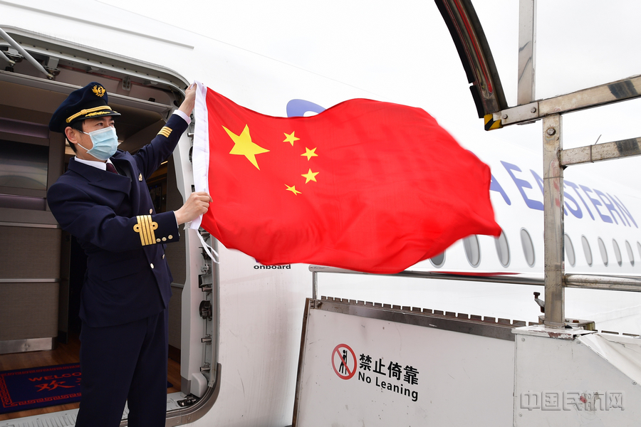 nEO_IMG_东航包机飞行员挥舞国旗为远赴意大利抗疫的专家组祝福