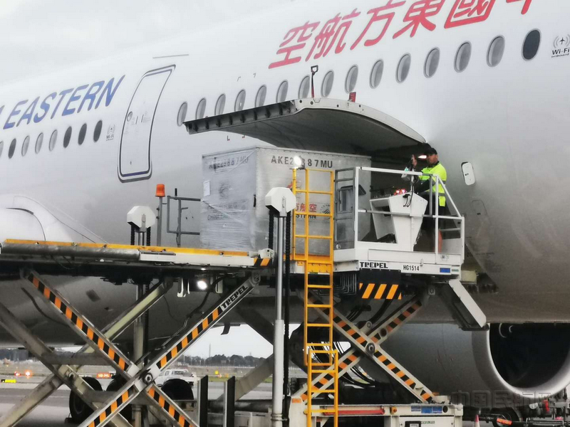 nEO_IMG_东航持续执行航班承运援鄂抗疫物资
