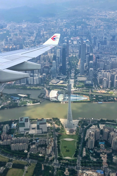 nEO_IMG_飞过广州上空的东航客机-东航供图
