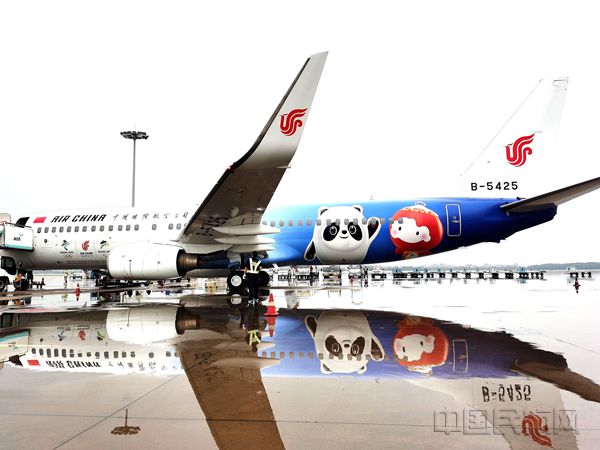 国航“冬奥冰雪号”主题彩绘飞机亮相杭州