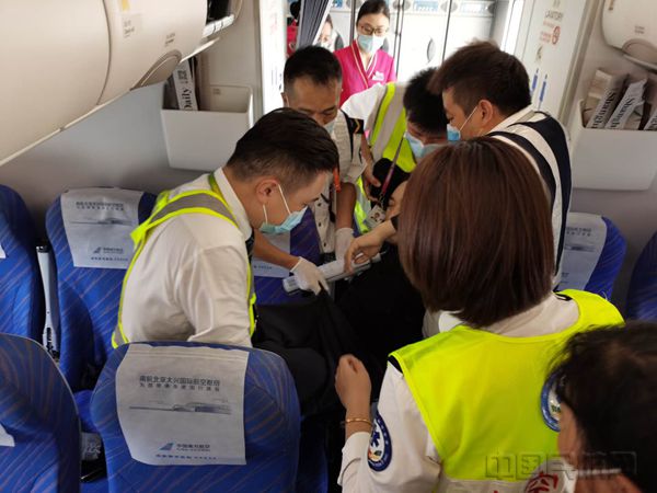 16分钟紧急接力救援 南航助突发心脏病旅客脱险