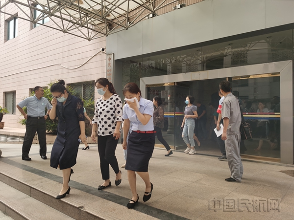 东航大厦员工有序撤离到空旷处 (1)_副本.jpg