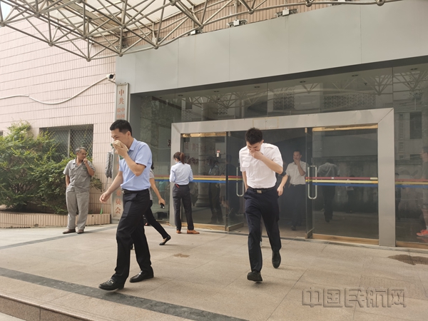 东航大厦员工有序撤离到空旷处 (2)_副本.jpg