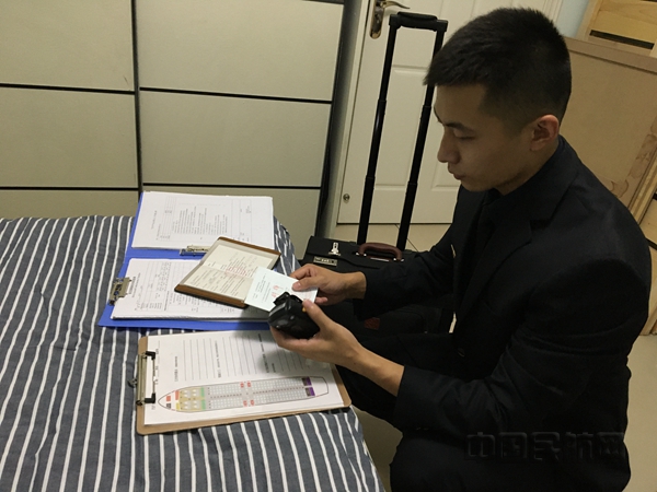 附图1:安全员王佳铭进行航前准备(摄影:董旭)_副本.jpg 附图1:安全员王佳铭进行航前准备(摄影:董旭)_副本.jpg