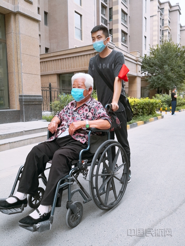 附图2:志愿者王佳铭帮助居民(摄影:王伟)_副本.jpg 附图2:志愿者王佳铭帮助居民(摄影:王伟)_副本.jpg