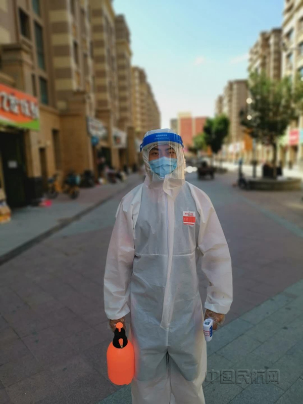 附图3:志愿者王佳铭开始一天的社区工作(摄影:范壮仁)_副本.jpg 附图3:志愿者王佳铭开始一天的社区工作(摄影:范壮仁)_副本.jpg