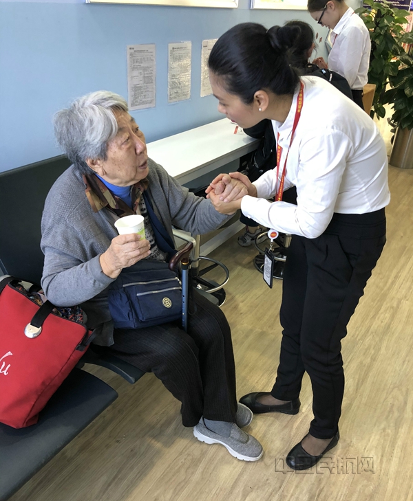附图5:麦燕双在特殊旅客服务区保障老人出行_副本.jpg 附图5:麦燕双在特殊旅客服务区保障老人出行_副本.jpg