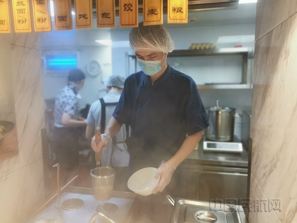 东航武汉公司贵宾室提供小份装“东航那碗面”-东航武汉公司供图_副本.jpg