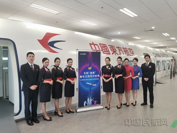 东航的优秀青年乘务员通过开放周向各界人士展示“凌燕”风采_副本.jpg