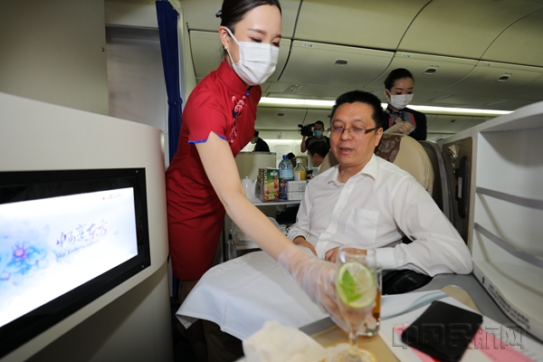 参加开放周活动的来宾体验东航“凌燕”特色饮料_副本.jpg