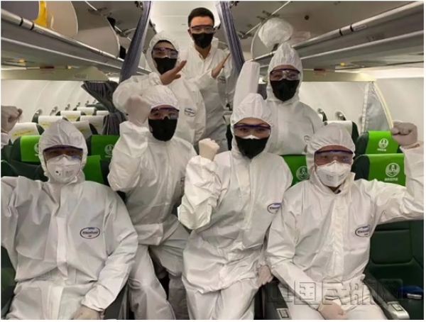 nEO_IMG_以党员为骨干执行“东京-武汉”接运同胞包机的春秋机组-春秋航空供图.jpg