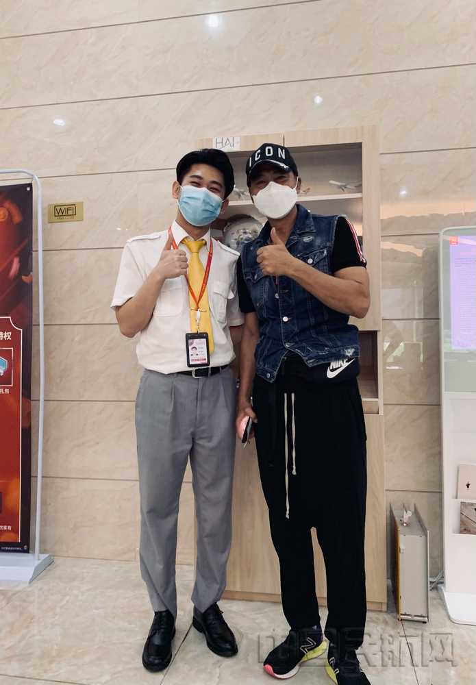 nEO_IMG_附图1:海南航空海口贵宾室陈坤成(左一)与旅客.jpg nEO_IMG_附图1:海南航空海口贵宾室陈坤成(左一)与旅客.jpg