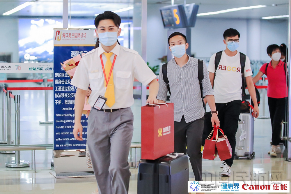 nEO_IMG_附图2:海南航空海口贵宾室陈坤成在工作岗位上.jpg nEO_IMG_附图2:海南航空海口贵宾室陈坤成在工作岗位上.jpg