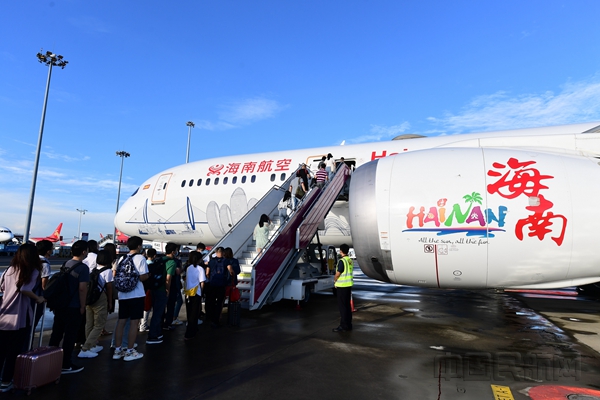 附图2:旅客搭乘海南航空“海南自由贸易港号”主题涂装飞机_副本.jpg