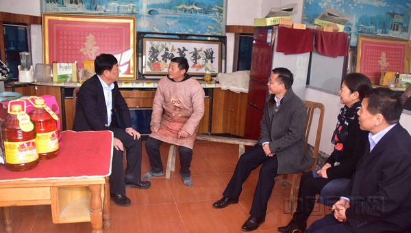 走村入户 共谋致富之路_副本.jpg